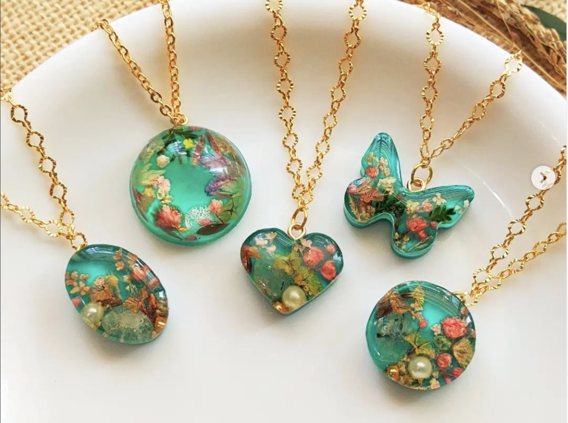 How to make Resin Jewelry in Simple Steps? - Mintly